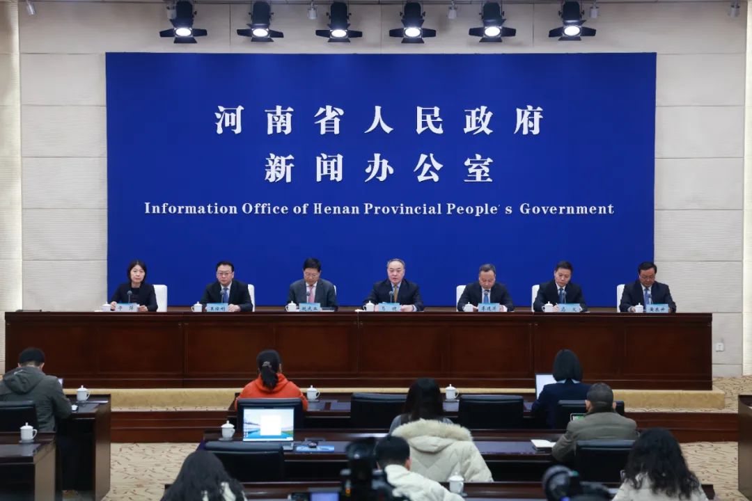 省工业和信息化厅党组书记、厅长李建涛出席省政府新闻发布会并回答记者提问